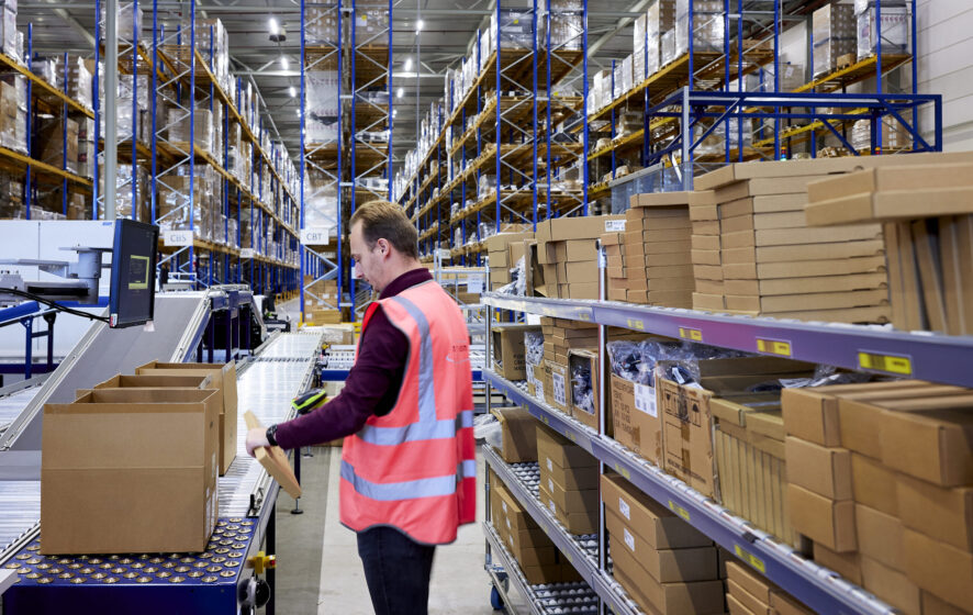Mobiel orderpicken door een medewerker van ARCO in het magazijn